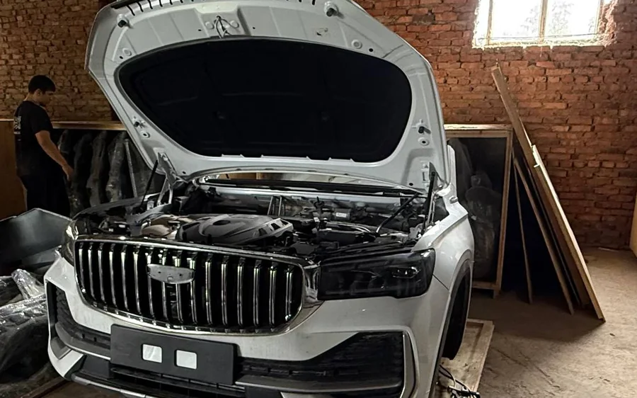 Моторный отсек Geely с открытым капотом на площадке разбора