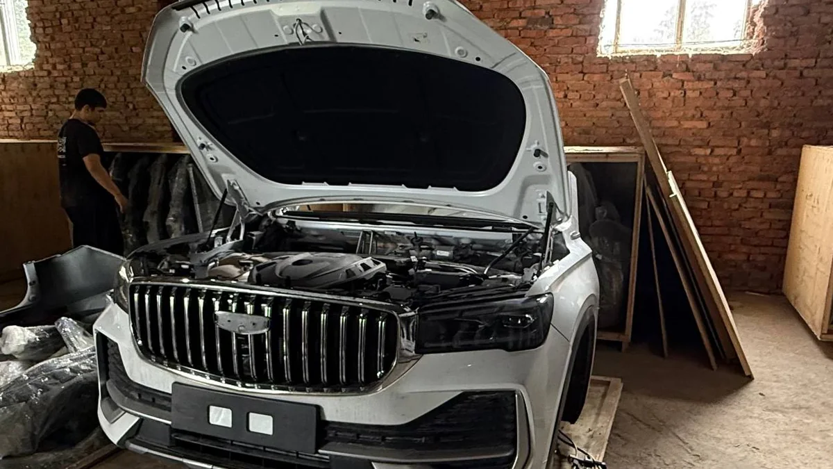 Моторный отсек Geely с открытым капотом на площадке разбора