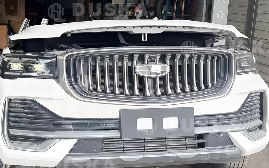 Передняя часть Geely с решёткой радиатора и фарами на площадке разбора