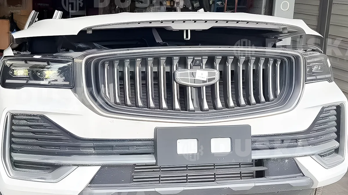 Передняя часть Geely с решёткой радиатора и фарами на площадке разбора