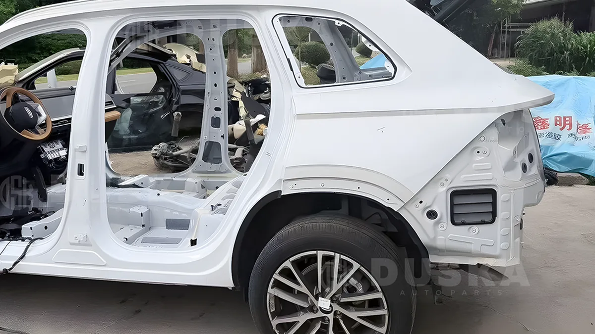 Кузов Geely в процессе разбора: снятые панели, проёмы дверей и оголённый силовой каркас