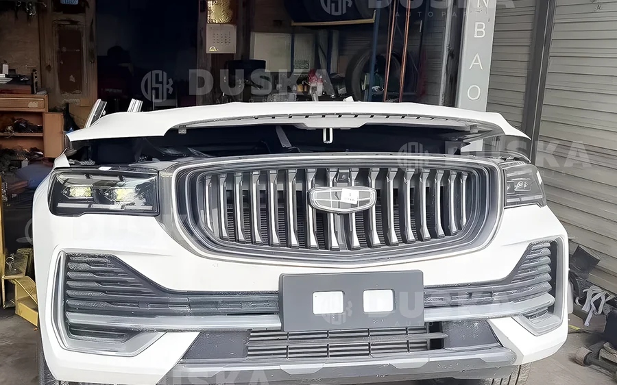 Geely Monjaro с открытым капотом: моторный отсек