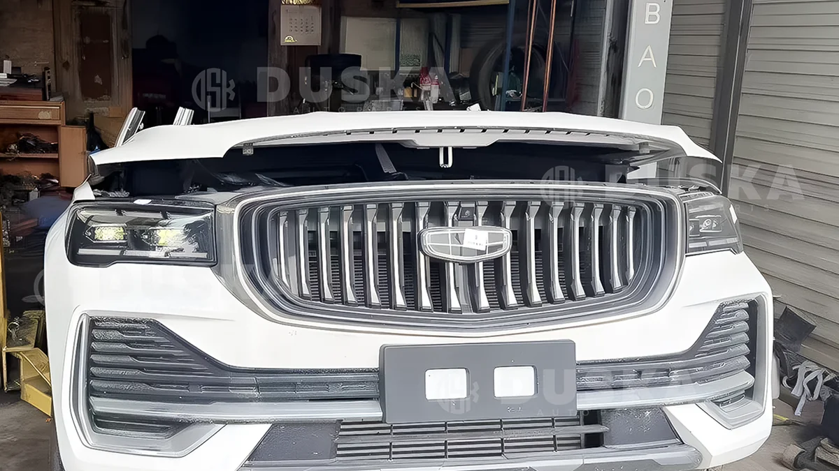 Geely Monjaro с открытым капотом: моторный отсек с двигателем JLH-4G20TDB