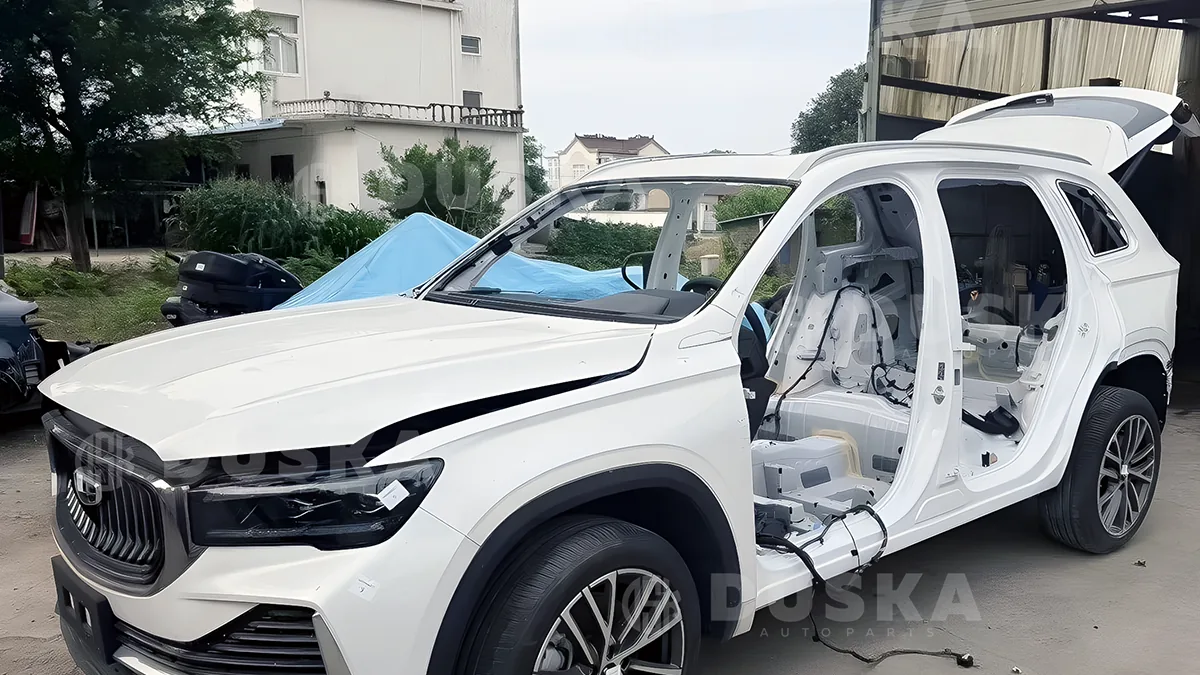 Geely Monjaro в разборе: передок с капотом, бампером и фарами в заводском состоянии