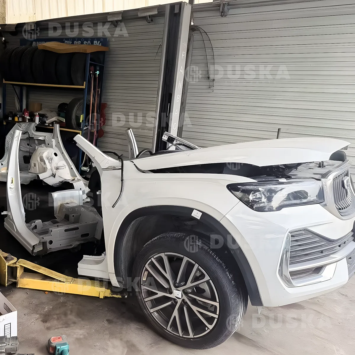 Передний модуль Geely Monjaro в цеху: капот, решётка радиатора и фара