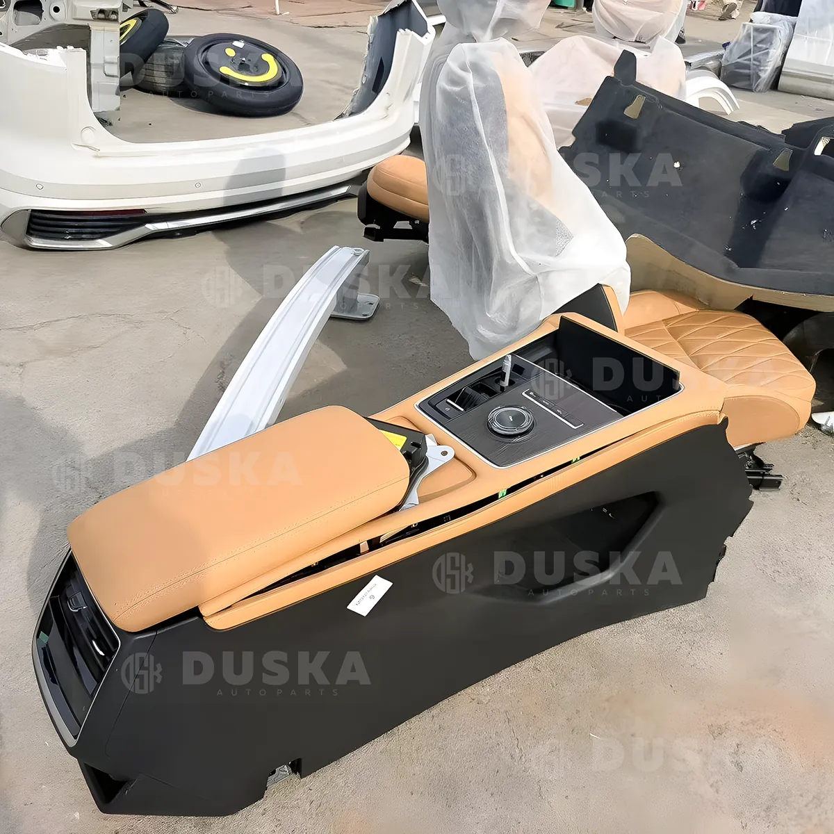 Снятые детали Geely Monjaro: центральный тоннель с кожаной отделкой и элементы салона