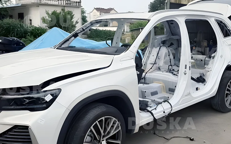 Автомобиль в разборе: снятые двери и оголённый салон на площадке