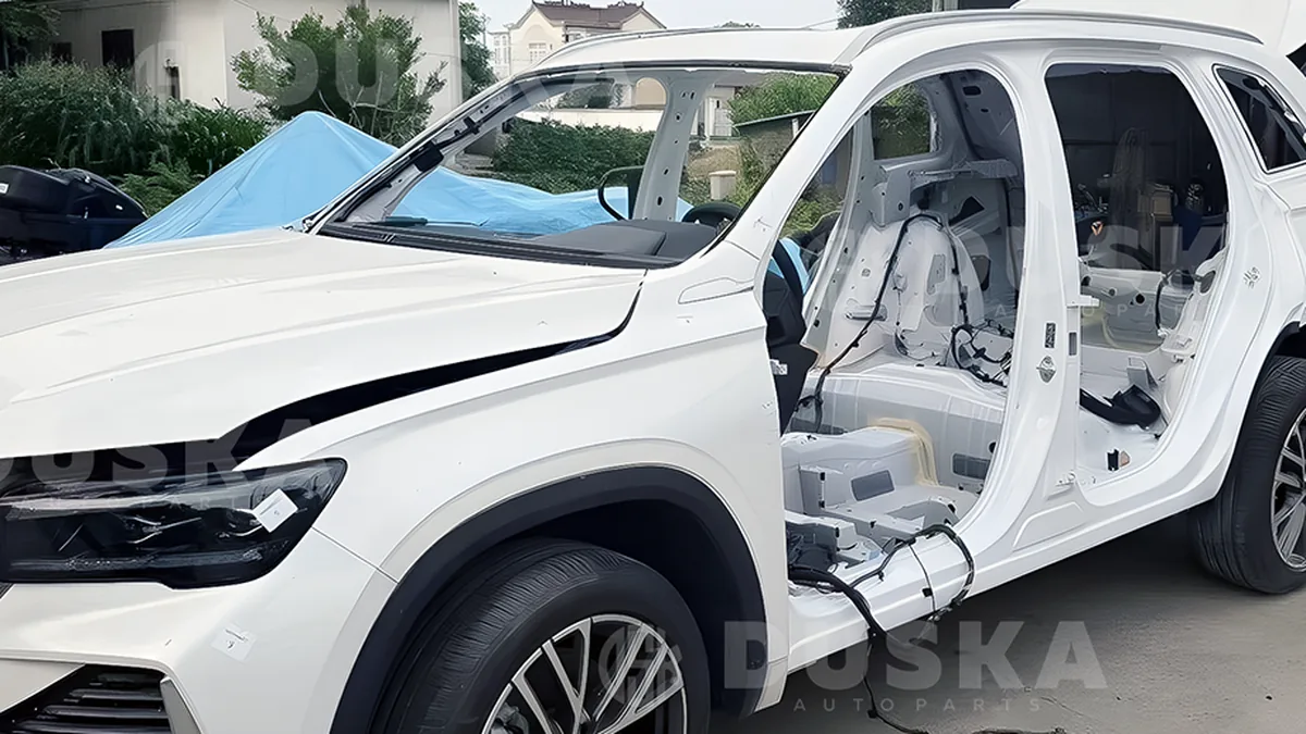 Автомобиль в разборе: снятые двери и оголённый салон на площадке