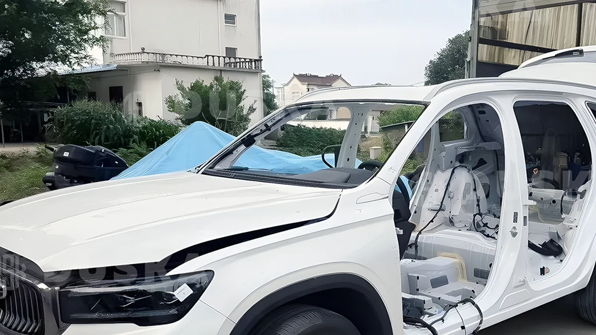 Автомобиль со снятыми навесными панелями: крыша, капот и проёмы дверей
