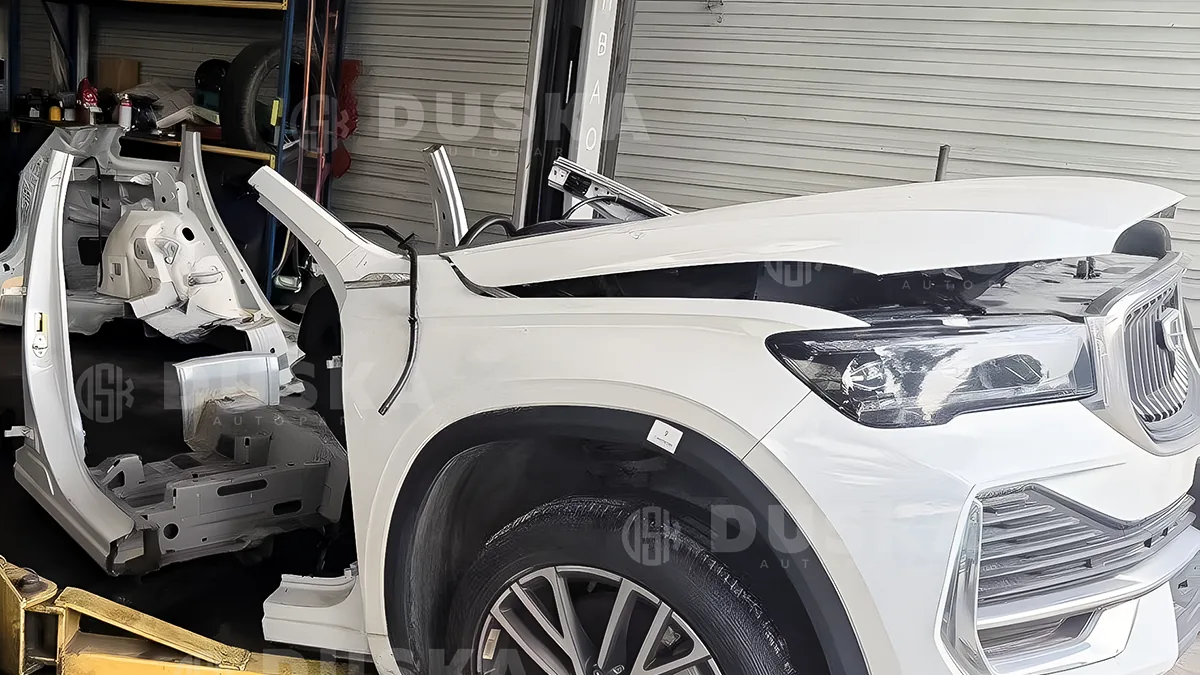 Автомобиль в процессе разбора в цеху: снятые панели и кузовной каркас рядом